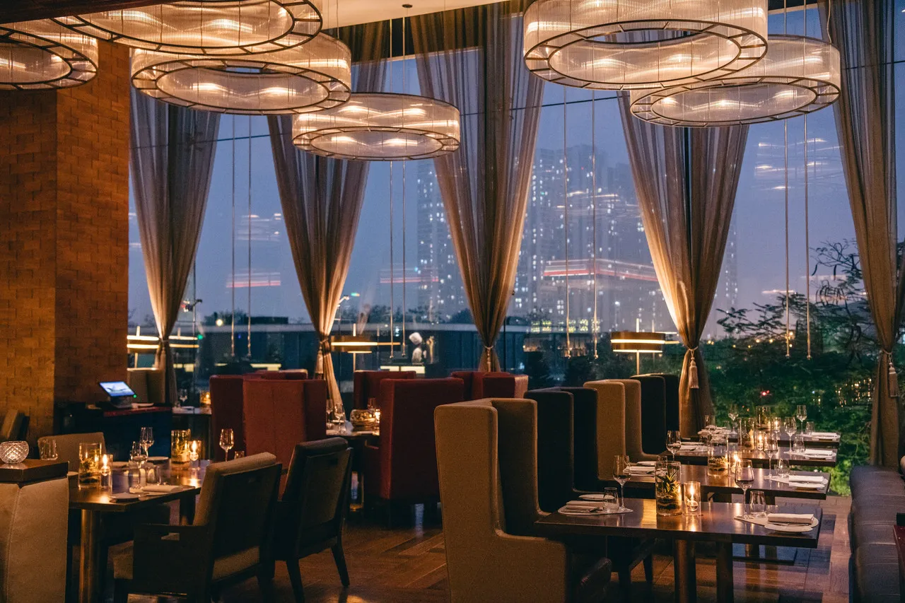 JW Marriott Hotel Hanoi — rooms and atmosphere