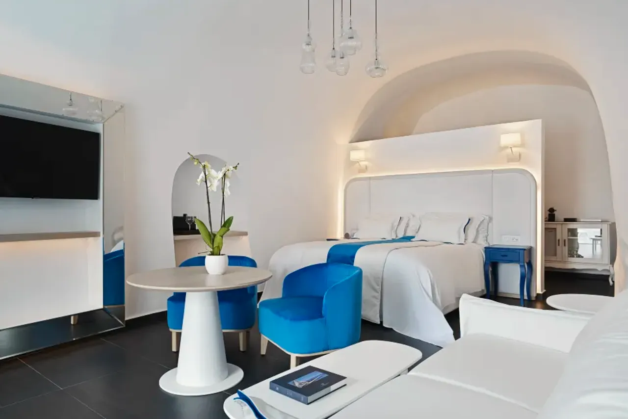 Katikies Santorini — rooms and atmosphere