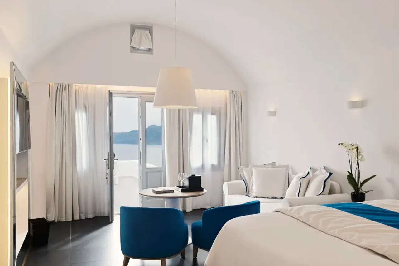 Katikies Santorini — rooms and atmosphere