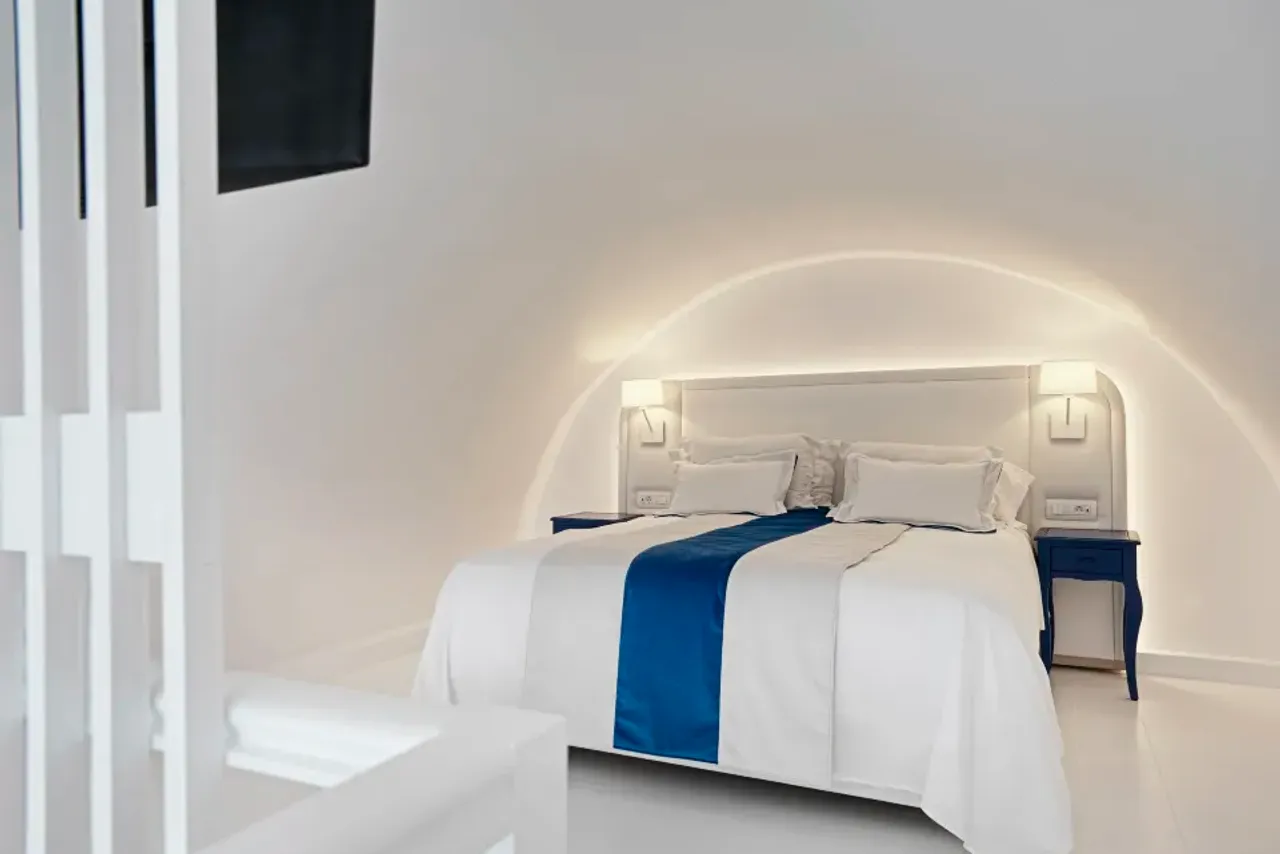 Katikies Santorini — rooms and atmosphere