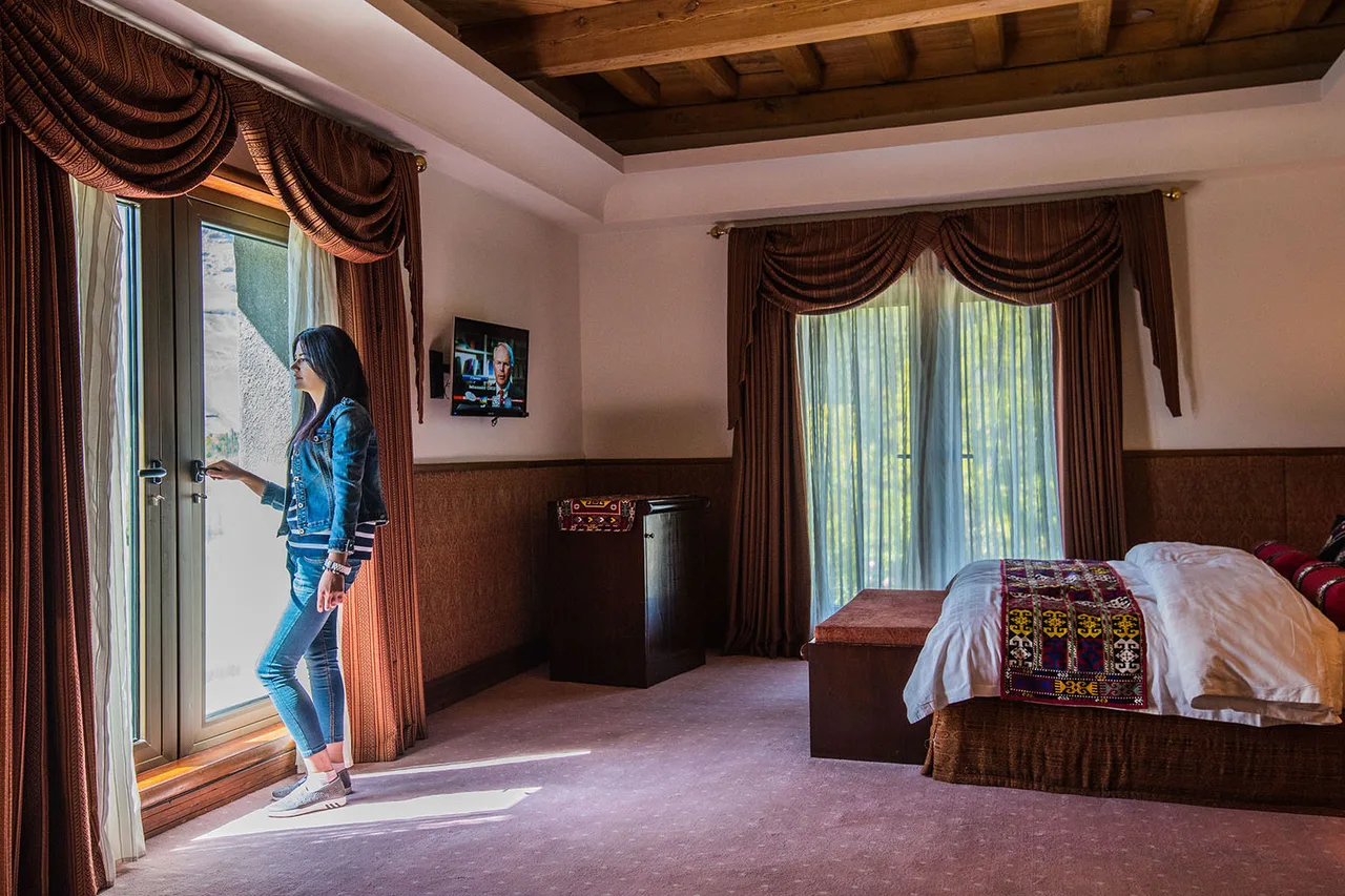 Khorog Serena Inn — ภาพห้องพักและบรรยากาศ