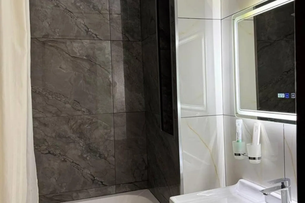 Khujand Deluxe Hotel — ภาพห้องพักและบรรยากาศ