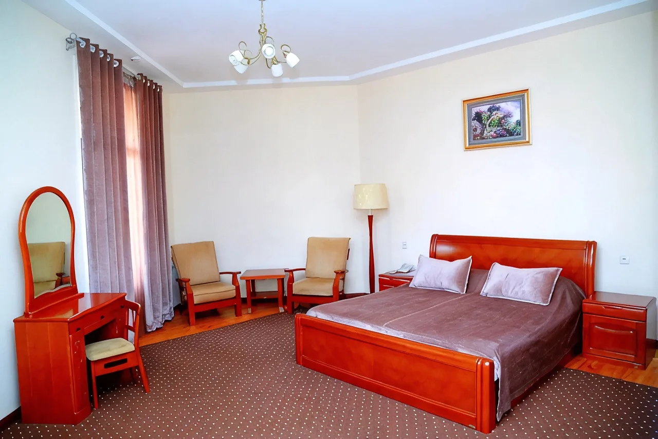 Khujand Grand Hotel — ภาพห้องพักและบรรยากาศ