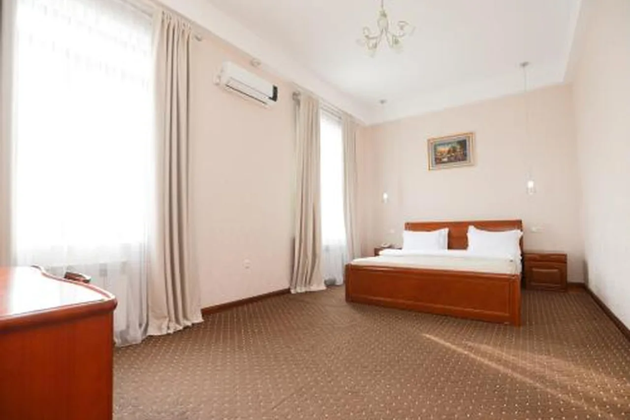 Khujand Grand Hotel — ภาพห้องพักและบรรยากาศ
