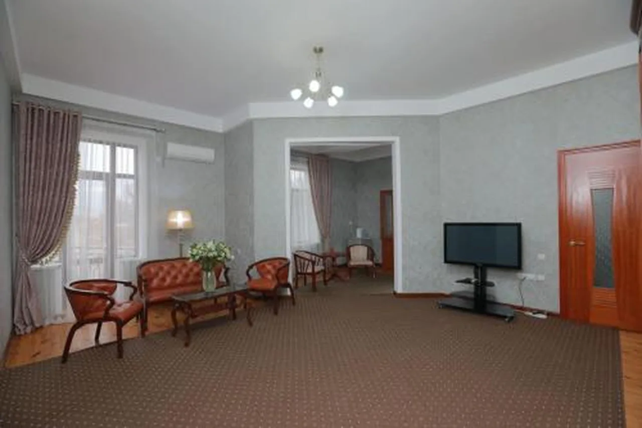 Khujand Grand Hotel — ภาพห้องพักและบรรยากาศ