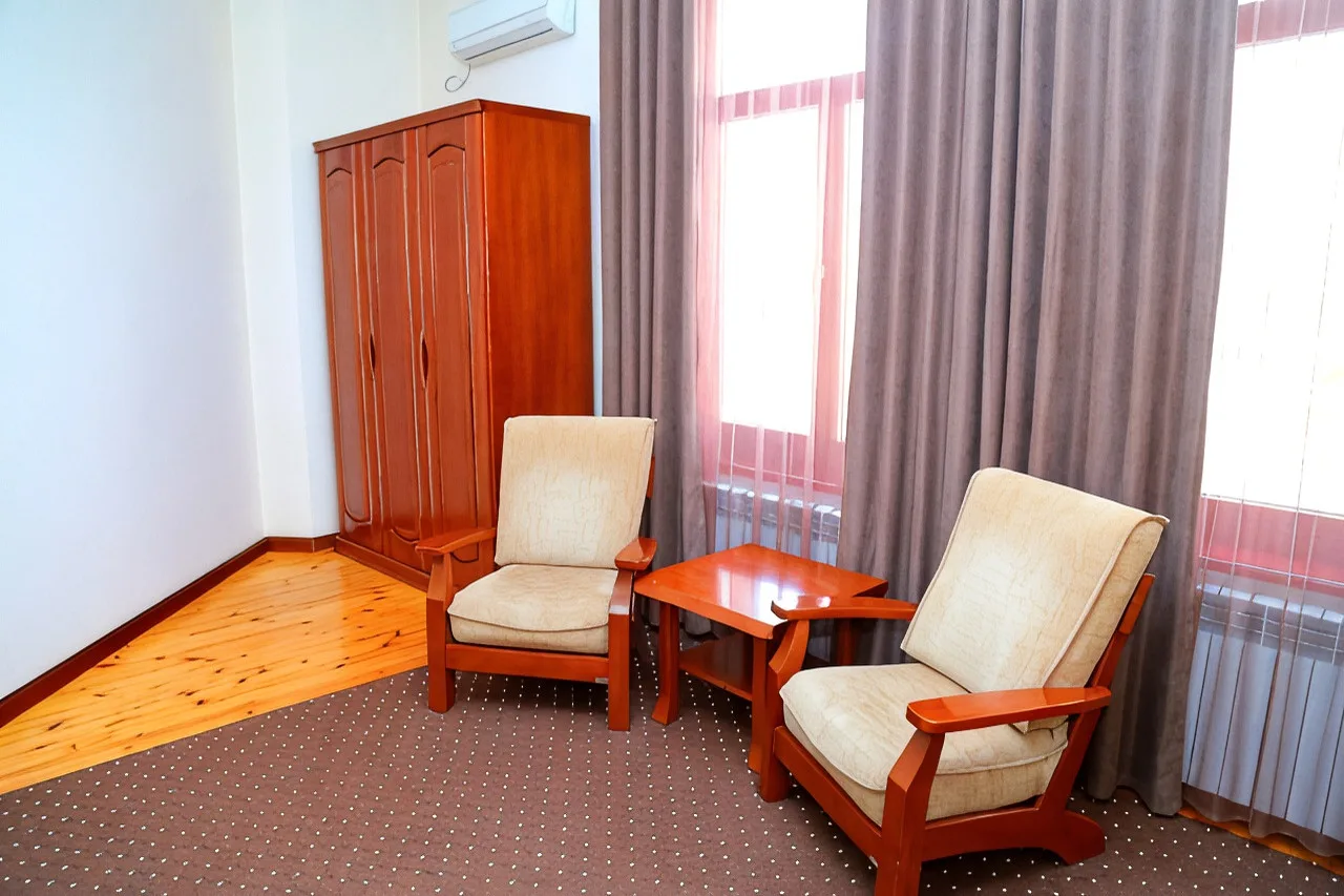 Khujand Grand Hotel — ภาพห้องพักและบรรยากาศ