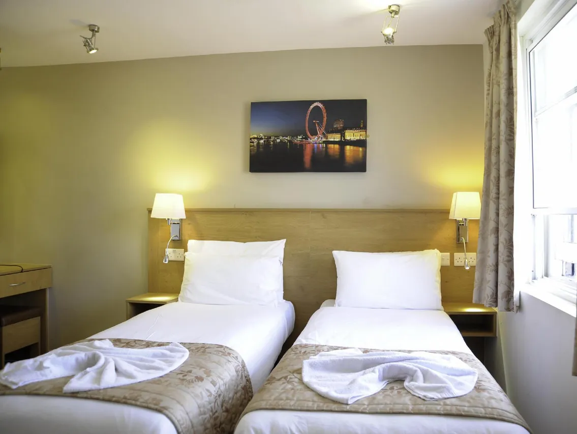 Kings Cross Inn Hotel — rooms and atmosphere