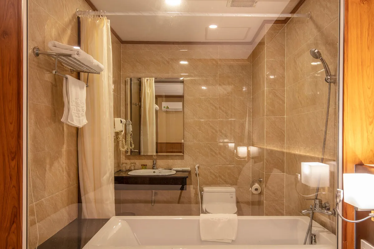 Kings Hotel Dalat — rooms and atmosphere