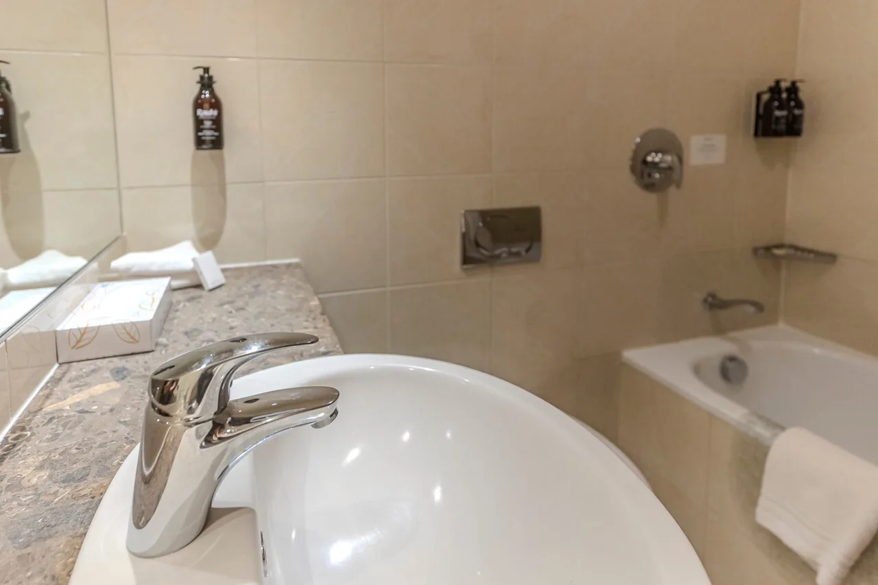 Kingsgate Hotel Tauranga — rooms and atmosphere
