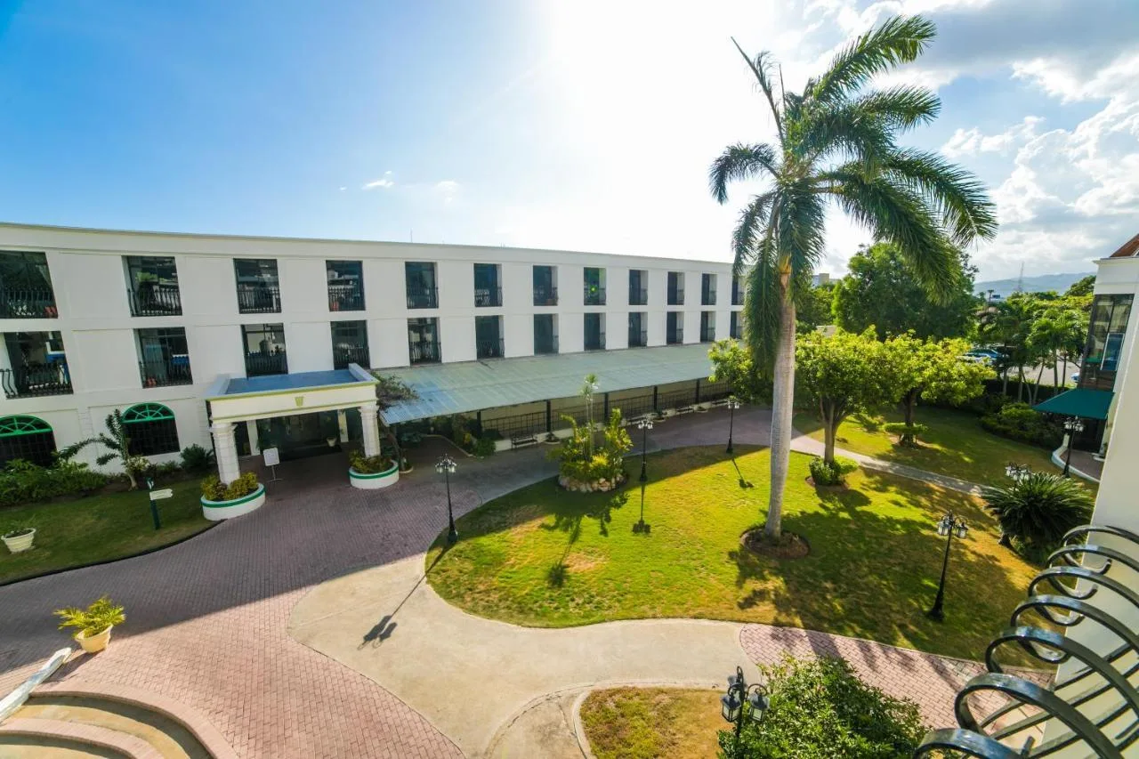 The Knutsford Court Hotel — โรงแรมในคิงส์ตัน