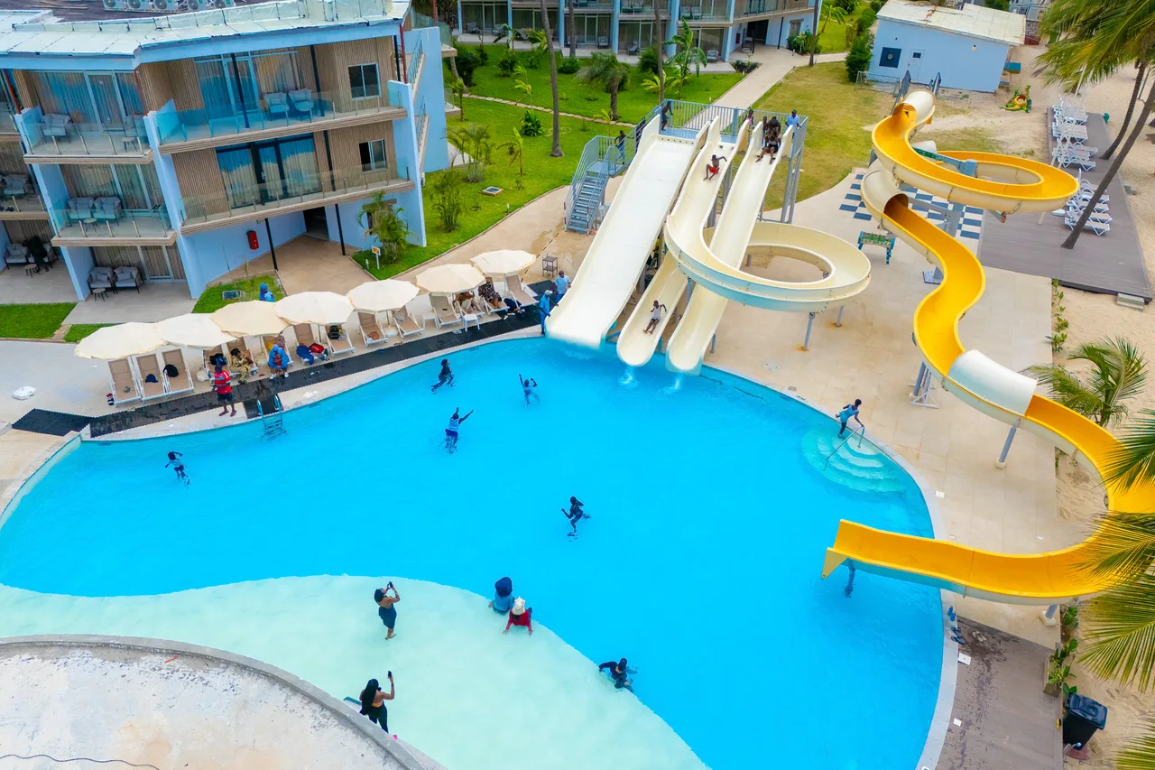 Kombo Beach Resort — โรงแรมในบันจูล