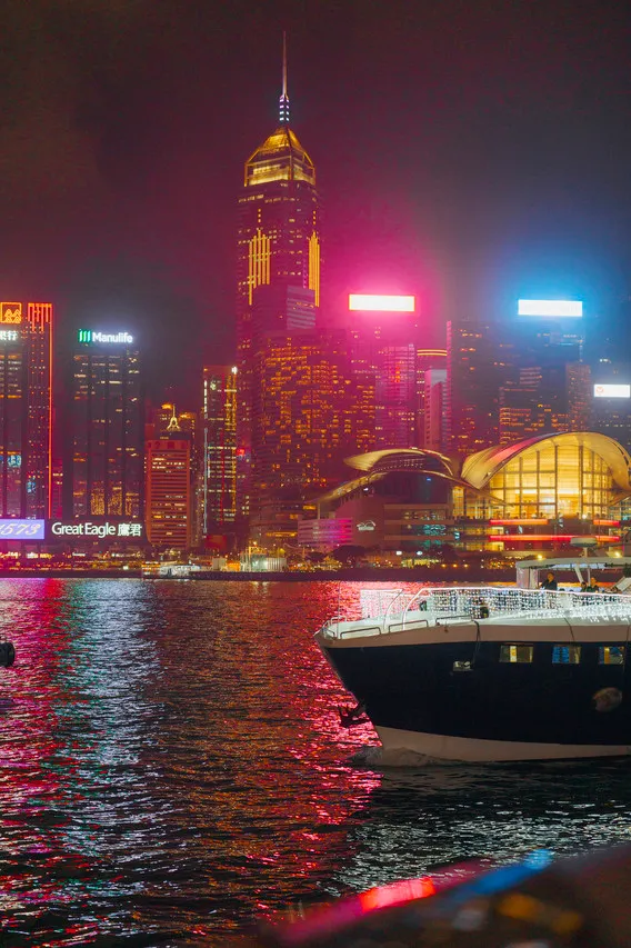 Kowloon Shangri-La, Hong Kong — rooms and atmosphere