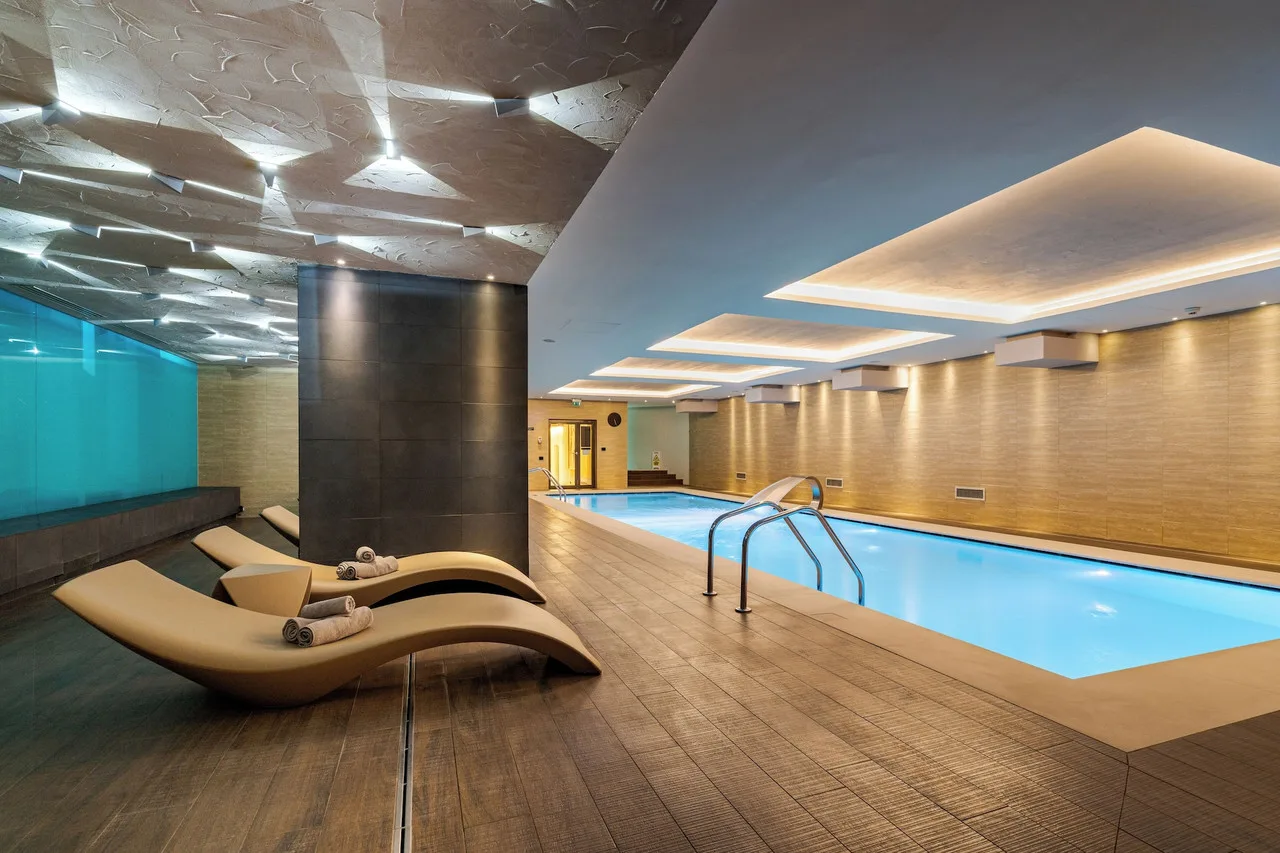 Kronwell Brasov Hotel — ภาพห้องพักและบรรยากาศ
