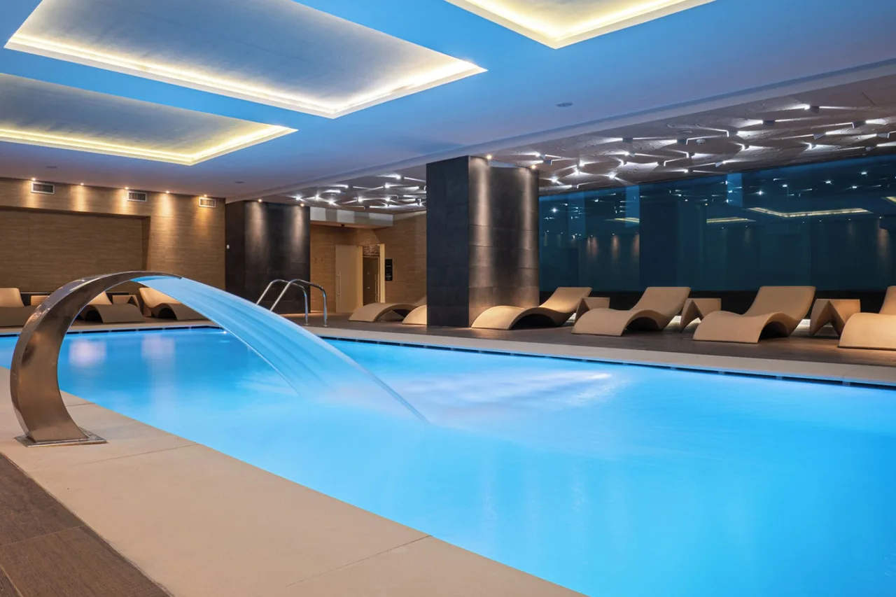 Kronwell Brasov Hotel — ภาพห้องพักและบรรยากาศ