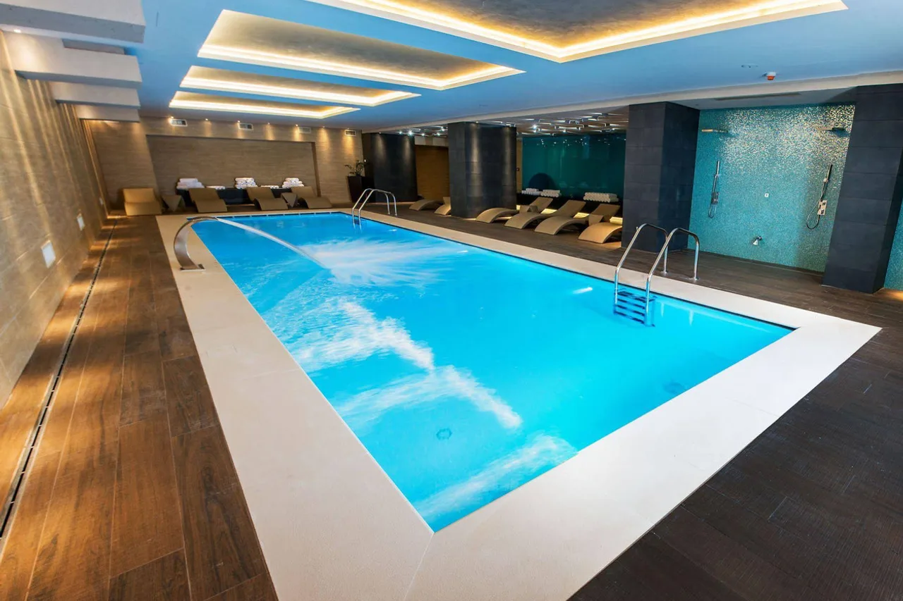 Kronwell Brasov Hotel — ภาพห้องพักและบรรยากาศ