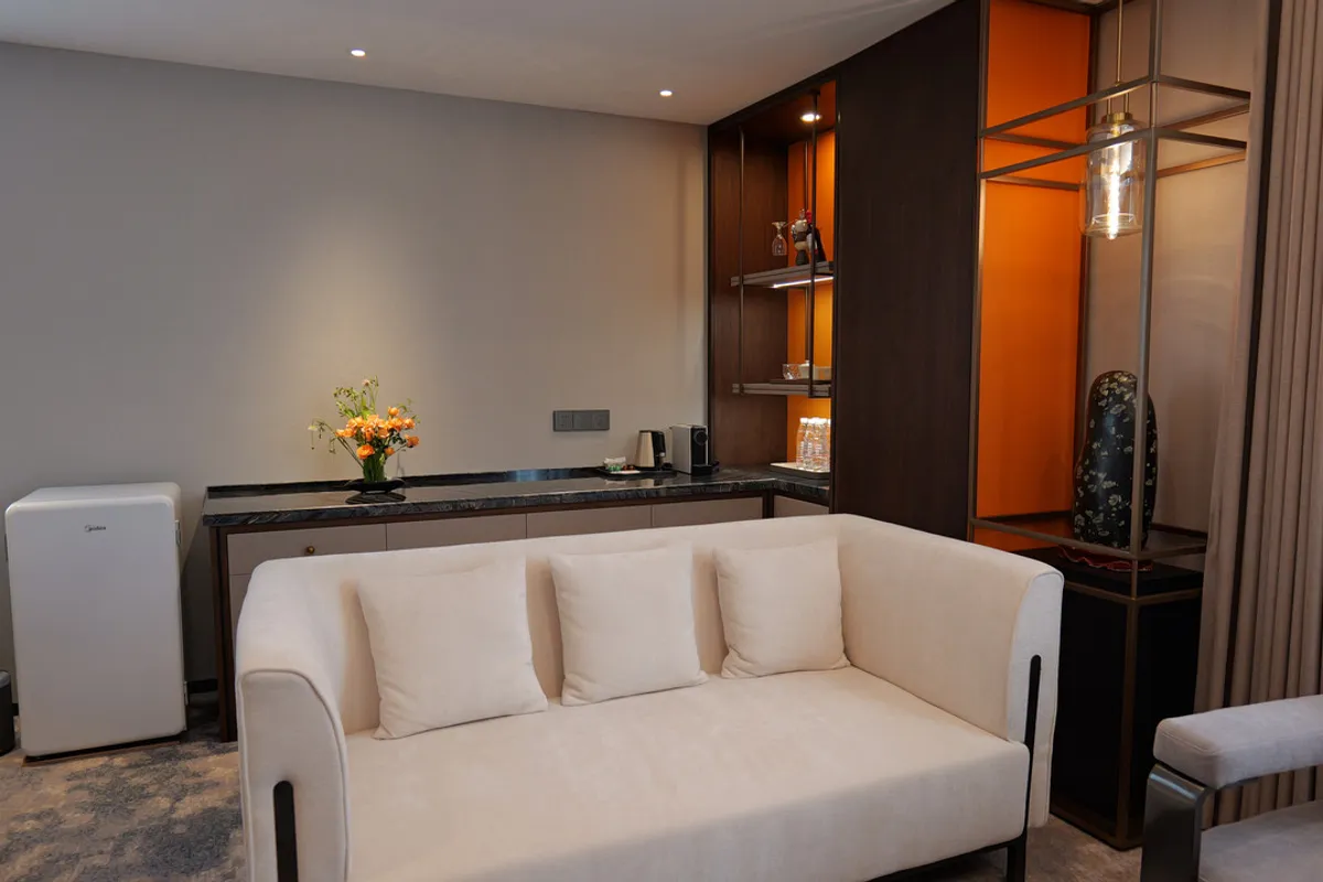 Kunming Golden Spring Hotel — rooms and atmosphere