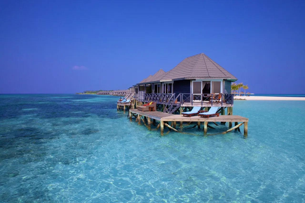 Kuredu Island Resort & Spa — rooms and atmosphere