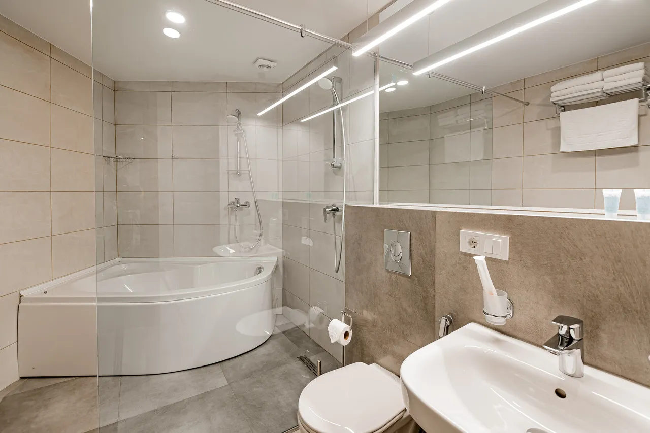 Kutaisi Inn Hotel — rooms and atmosphere