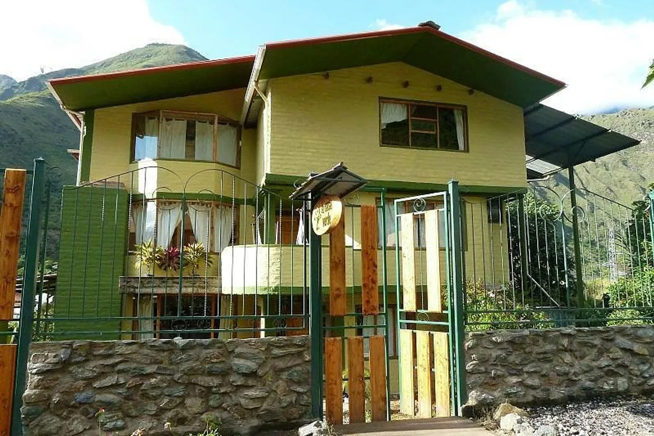 La Casa Verde Eco Guest House — บานโยส