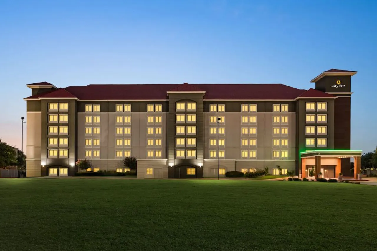 La Quinta Inn & Suites by Wyndham Arlington North 6 Flags Dr — โรงแรมในใกล้ AT&T Stadium