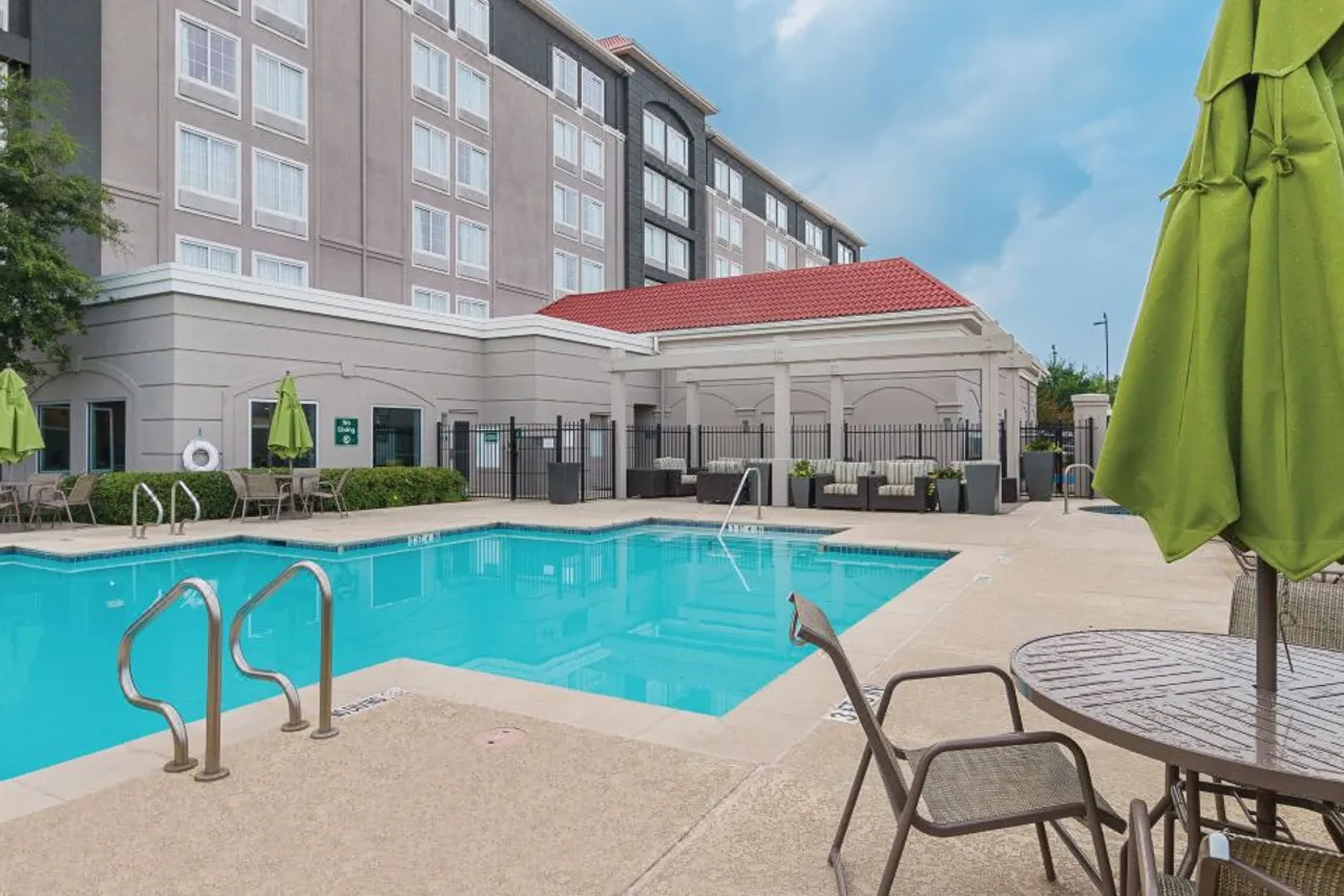 La Quinta Inn & Suites by Wyndham Arlington North 6 Flags Dr — ภาพห้องพักและบรรยากาศ