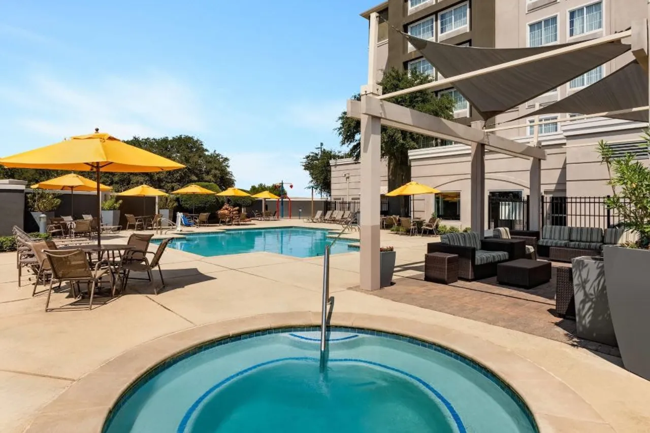 La Quinta Inn & Suites by Wyndham Arlington North 6 Flags Dr — ภาพห้องพักและบรรยากาศ