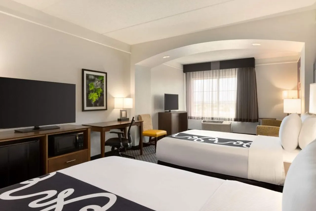 La Quinta Inn & Suites by Wyndham Arlington North 6 Flags Dr — ภาพห้องพักและบรรยากาศ