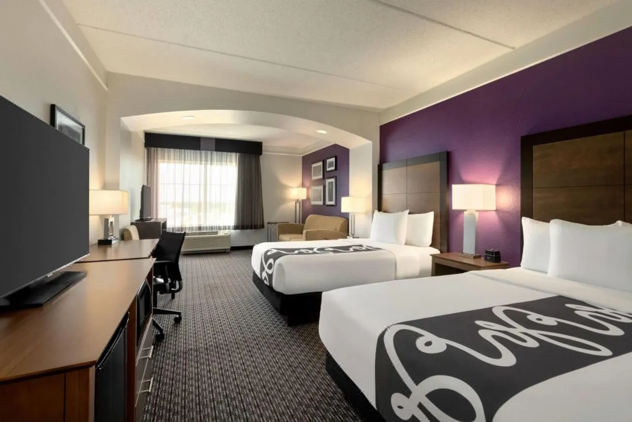 La Quinta Inn & Suites by Wyndham Arlington North 6 Flags Dr — ภาพห้องพักและบรรยากาศ
