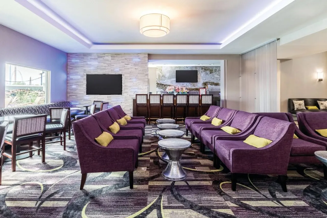 La Quinta Inn & Suites by Wyndham Arlington North 6 Flags Dr — ภาพห้องพักและบรรยากาศ