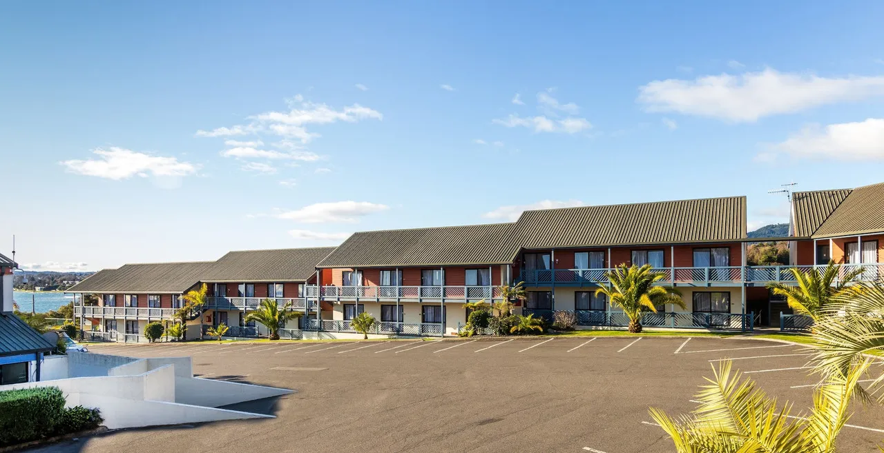 Lakeland Hotel Taupo — rooms and atmosphere
