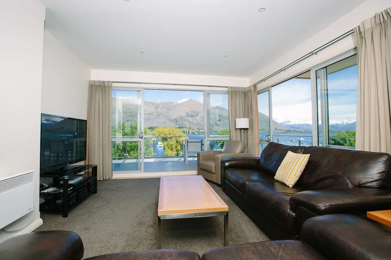 Lakeside Apartments Wanaka — rooms and atmosphere