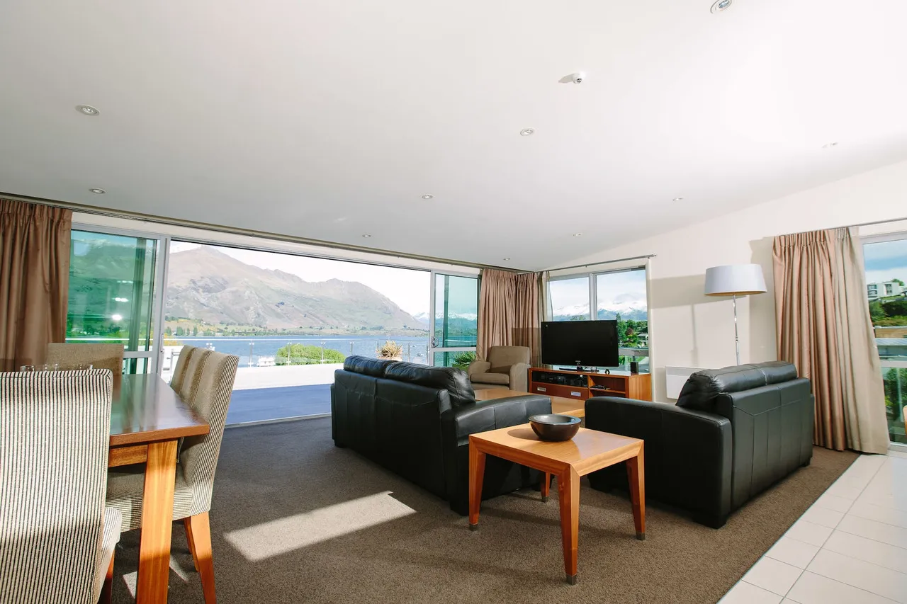 Lakeside Apartments Wanaka — rooms and atmosphere