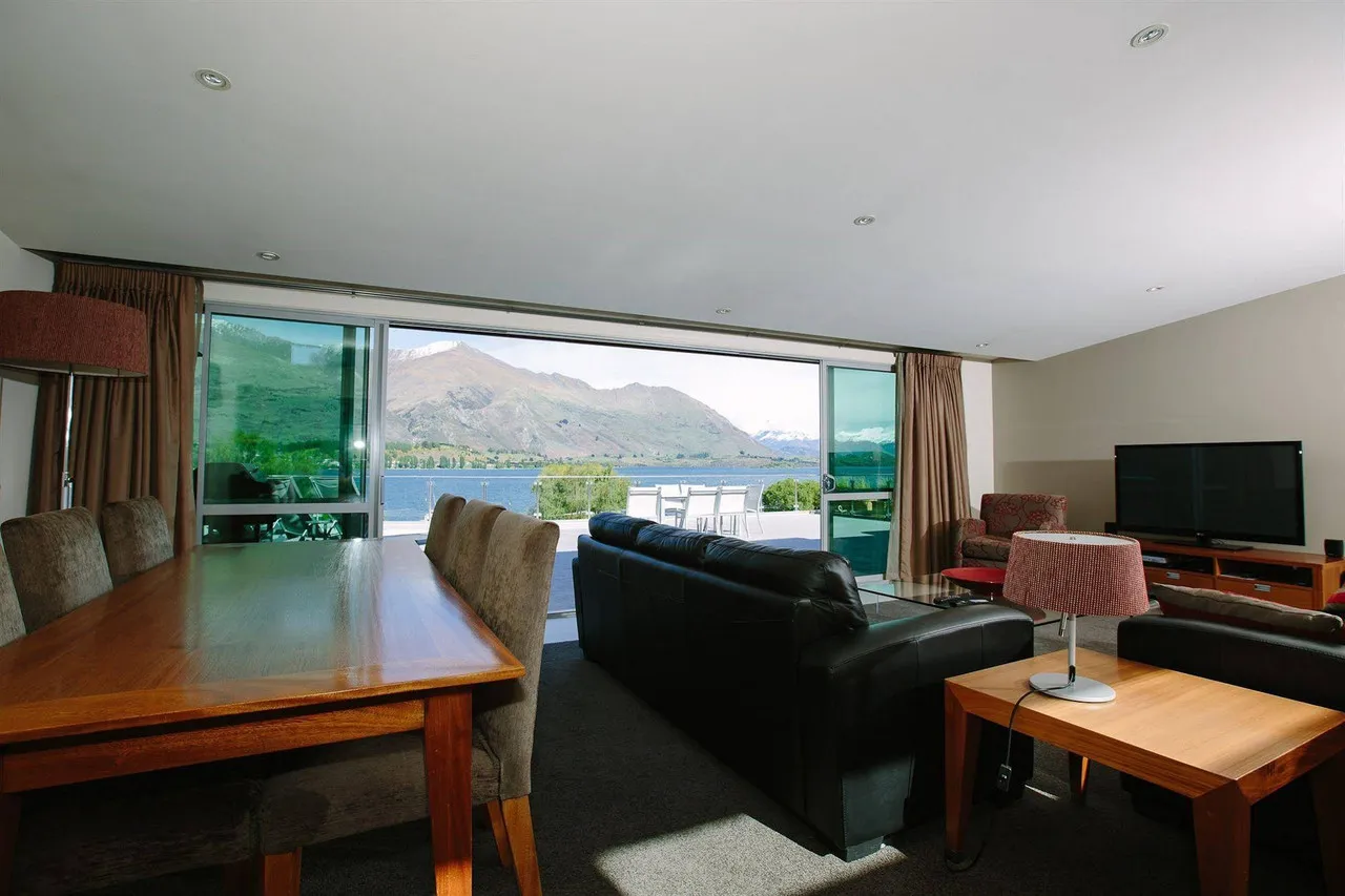 Lakeside Apartments Wanaka — rooms and atmosphere
