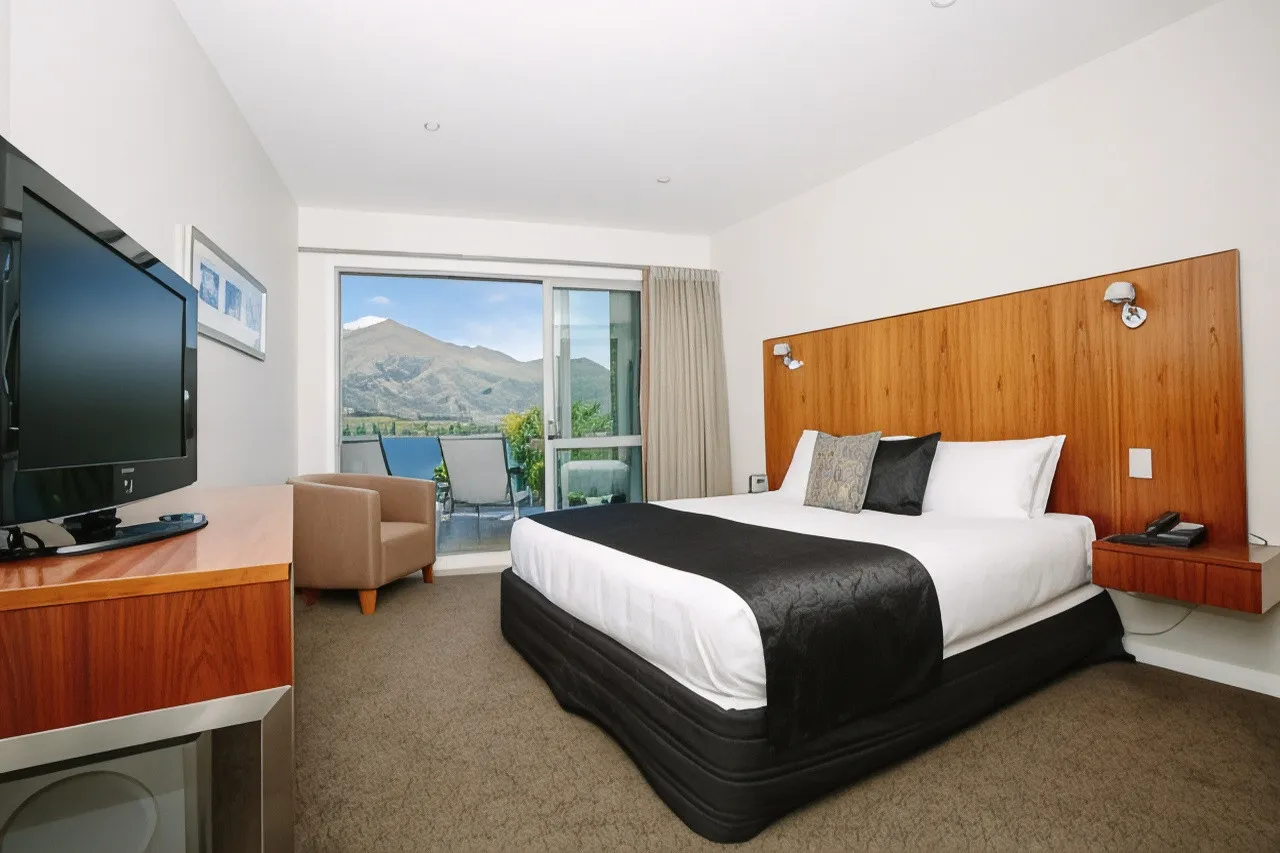Lakeside Apartments Wanaka — rooms and atmosphere
