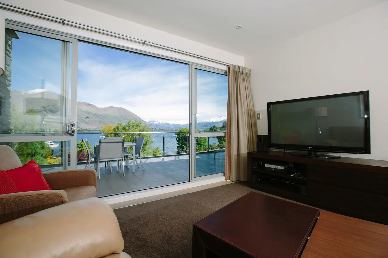 Lakeside Apartments Wanaka — rooms and atmosphere