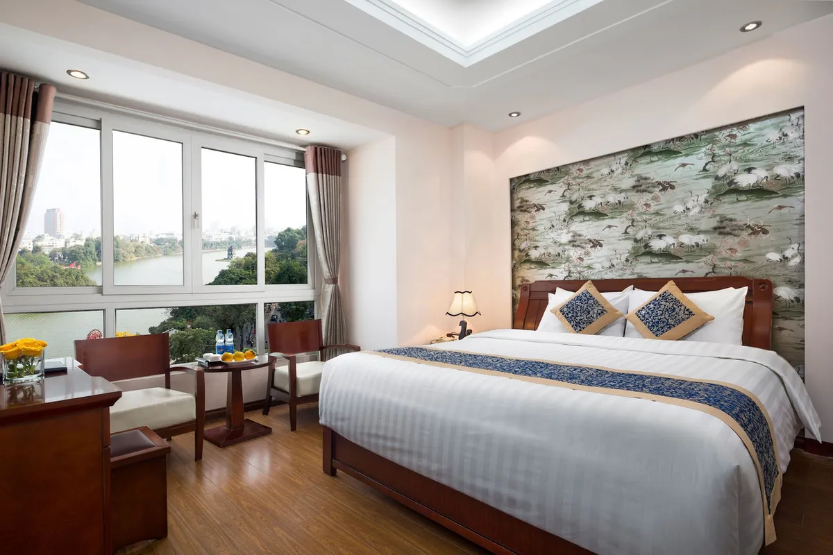 Lakeside Palace Hotel — rooms and atmosphere