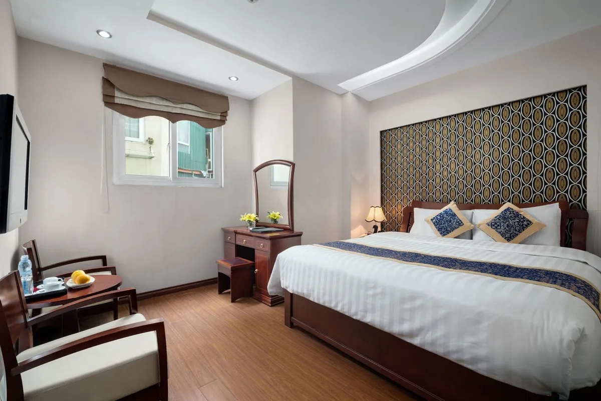 Lakeside Palace Hotel — rooms and atmosphere