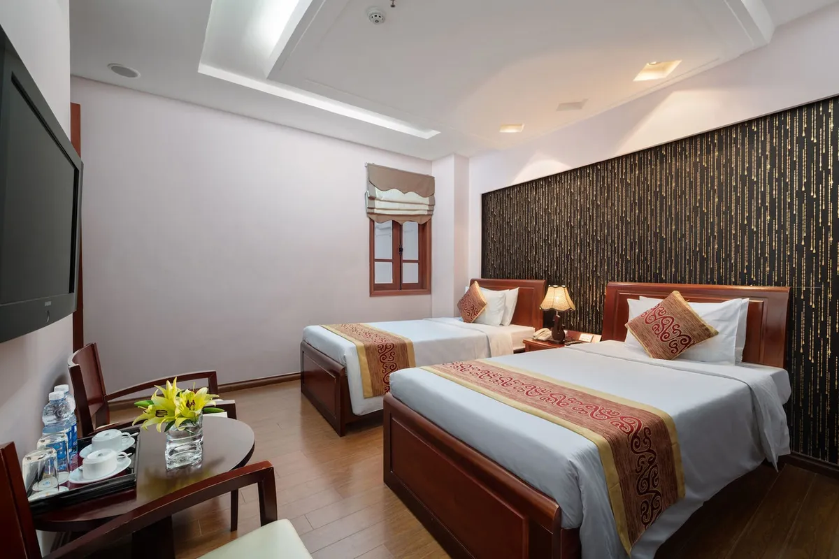 Lakeside Palace Hotel — rooms and atmosphere