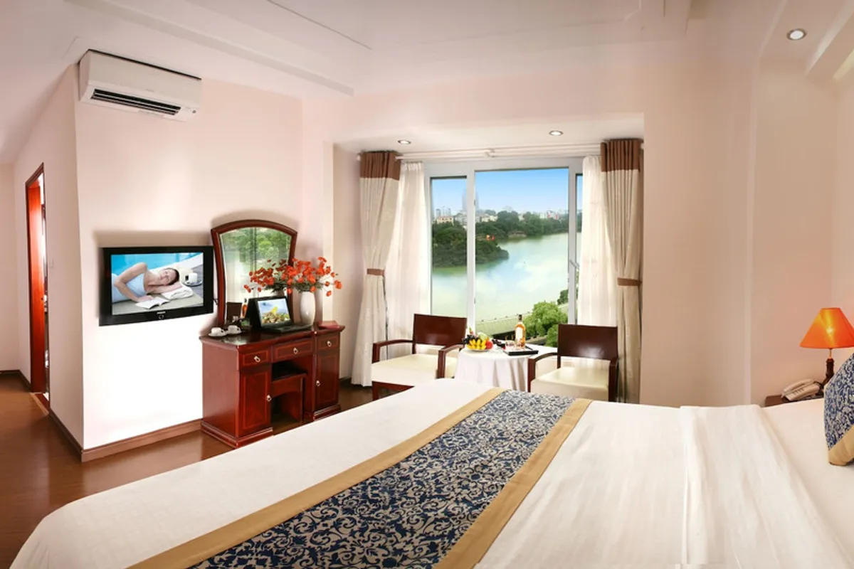 Lakeside Palace Hotel — rooms and atmosphere