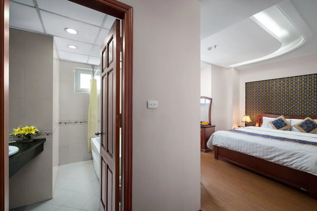 Lakeside Palace Hotel — rooms and atmosphere