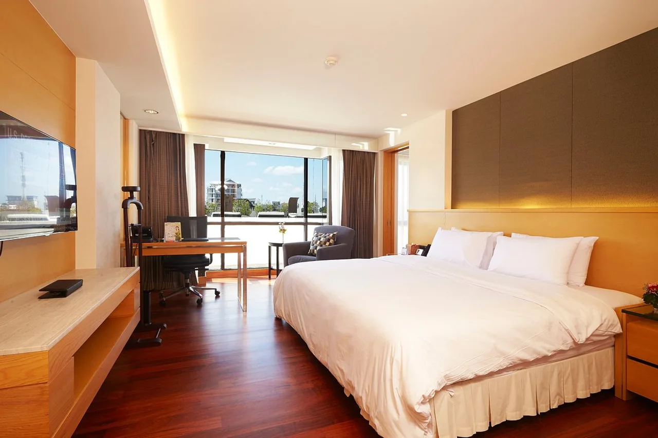Lao Plaza Hotel — rooms and atmosphere