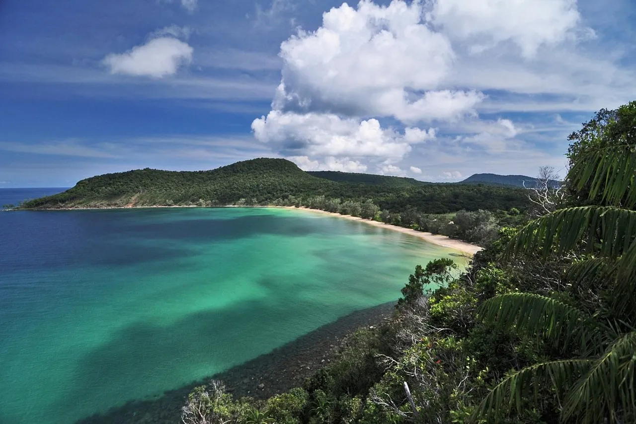 Lazy Beach — โรงแรมในเกาะรง