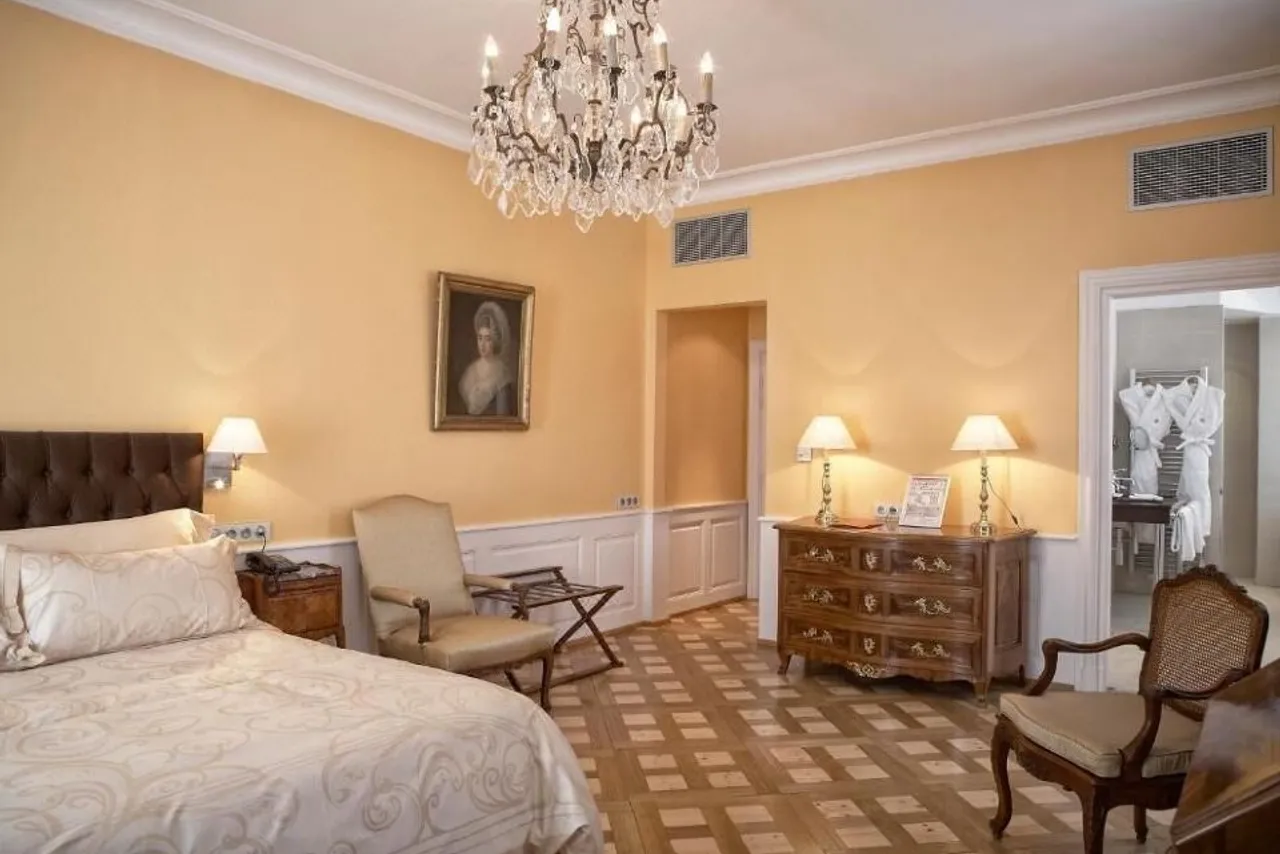 Hôtel & Spa Le Bouclier d'Or — rooms and atmosphere