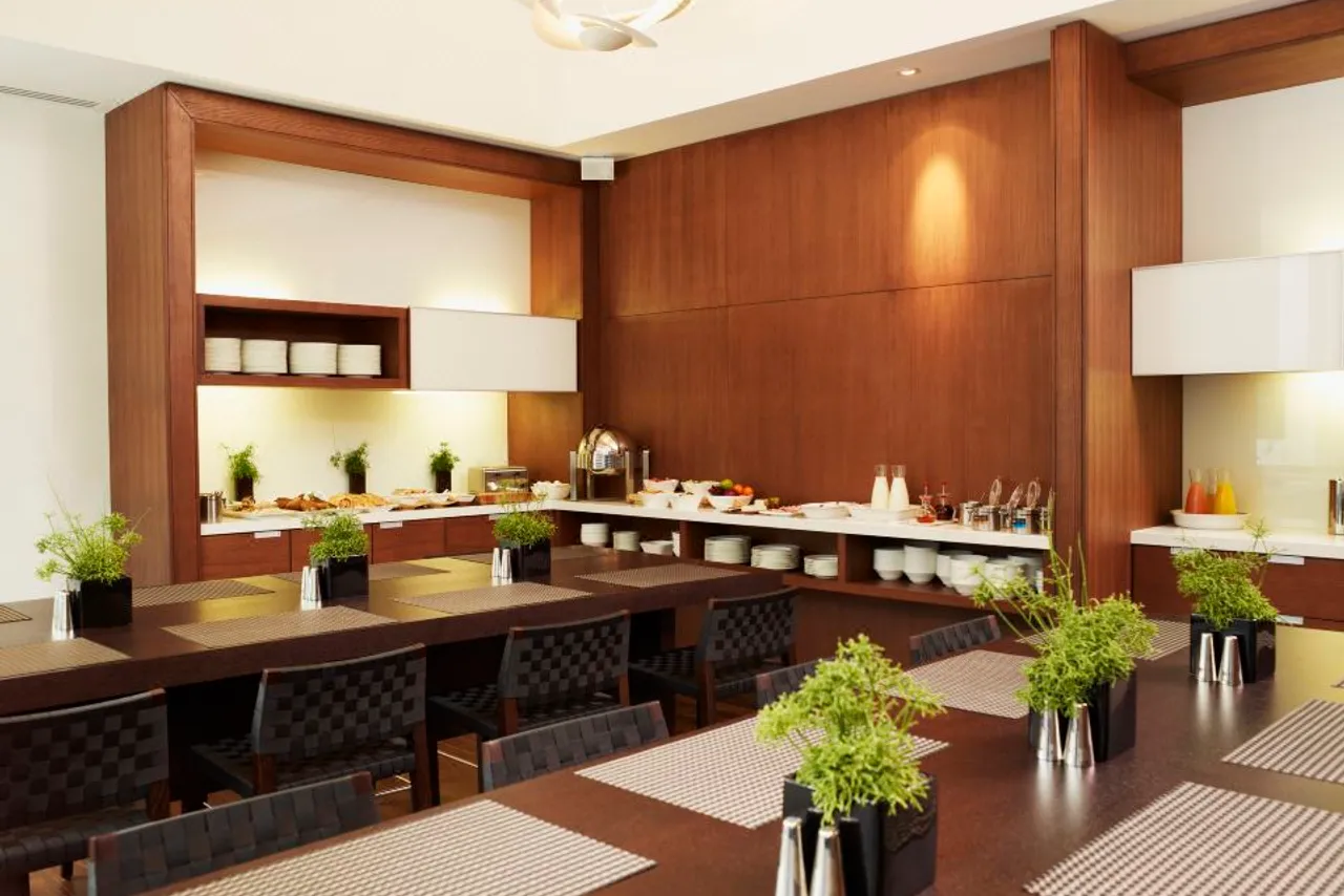 Le Germain Hotel Toronto Maple Leaf Square — rooms and atmosphere