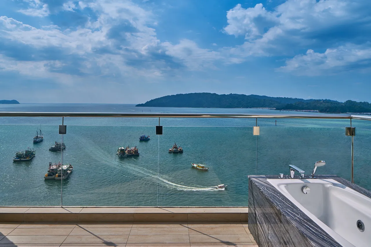 Le Méridien Kota Kinabalu — rooms and atmosphere