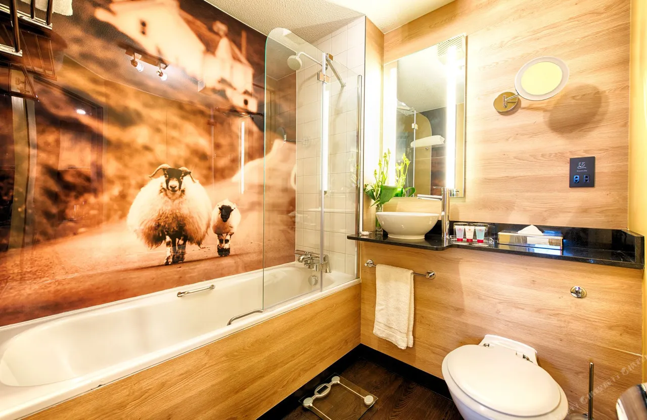 Leonardo Royal Hotel Edinburgh Haymarket — rooms and atmosphere