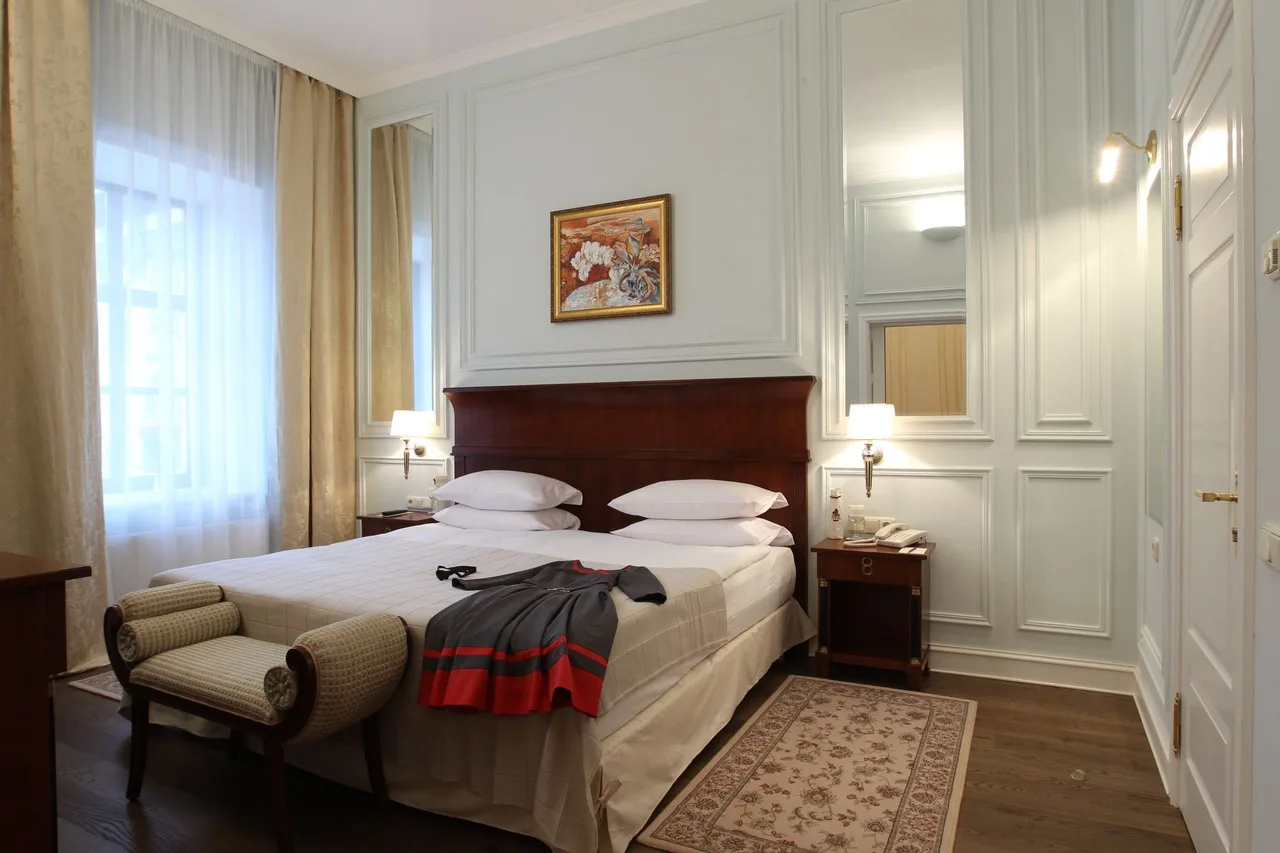 Leopolis Hotel — ภาพห้องพักและบรรยากาศ