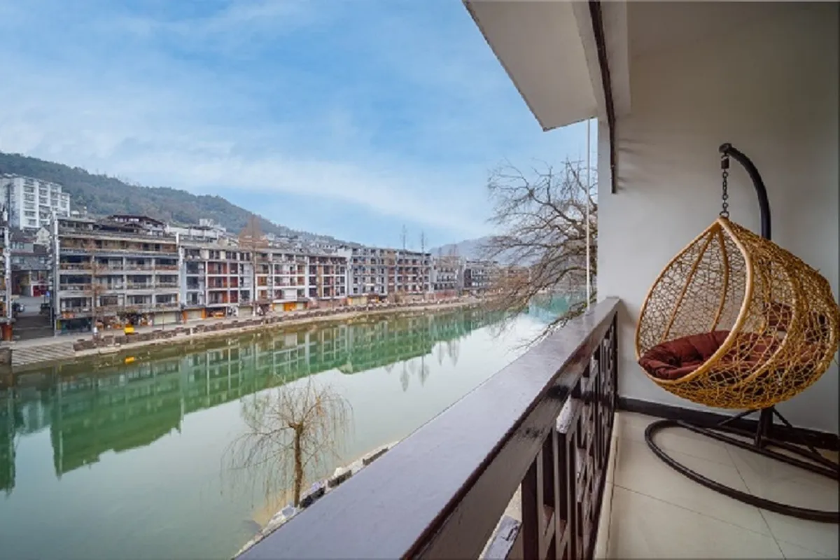 Linjiang Inn of Fenghuang — rooms and atmosphere