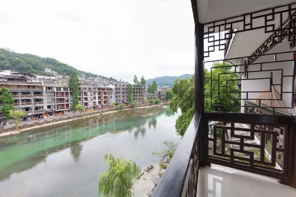 Linjiang Inn of Fenghuang — rooms and atmosphere