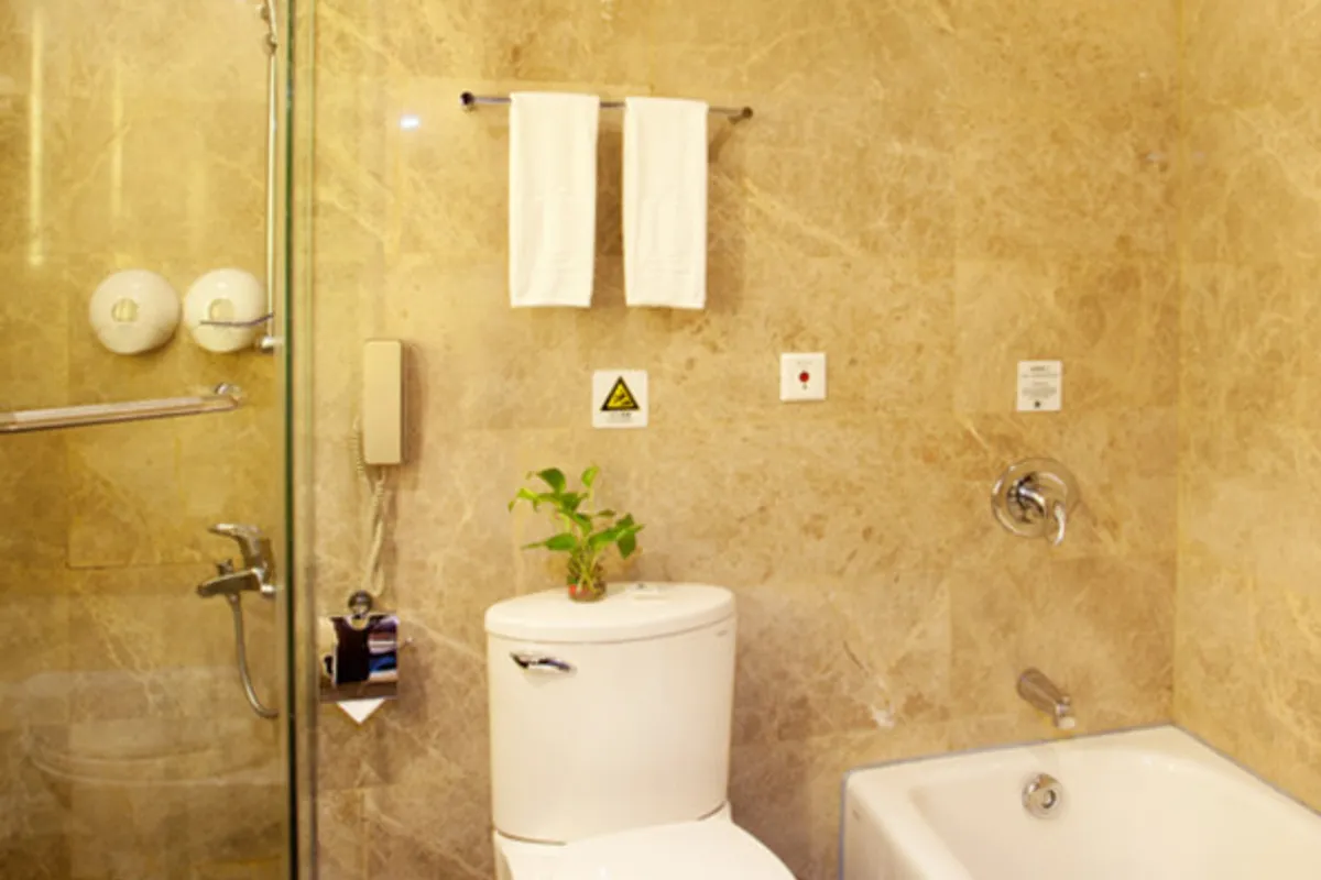 Liuhua Hotel — rooms and atmosphere